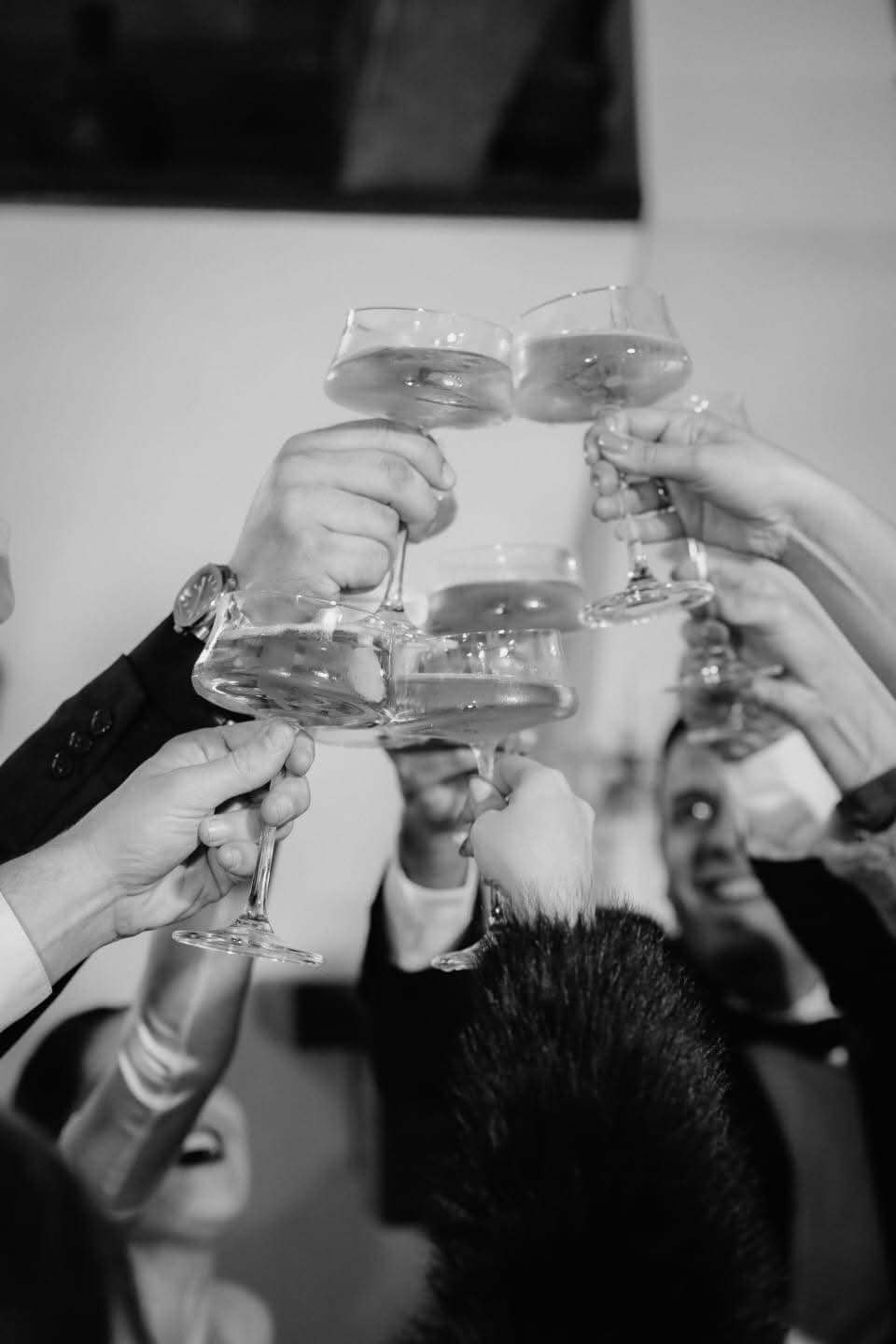 Brinde com coquetéis em celebração exclusiva