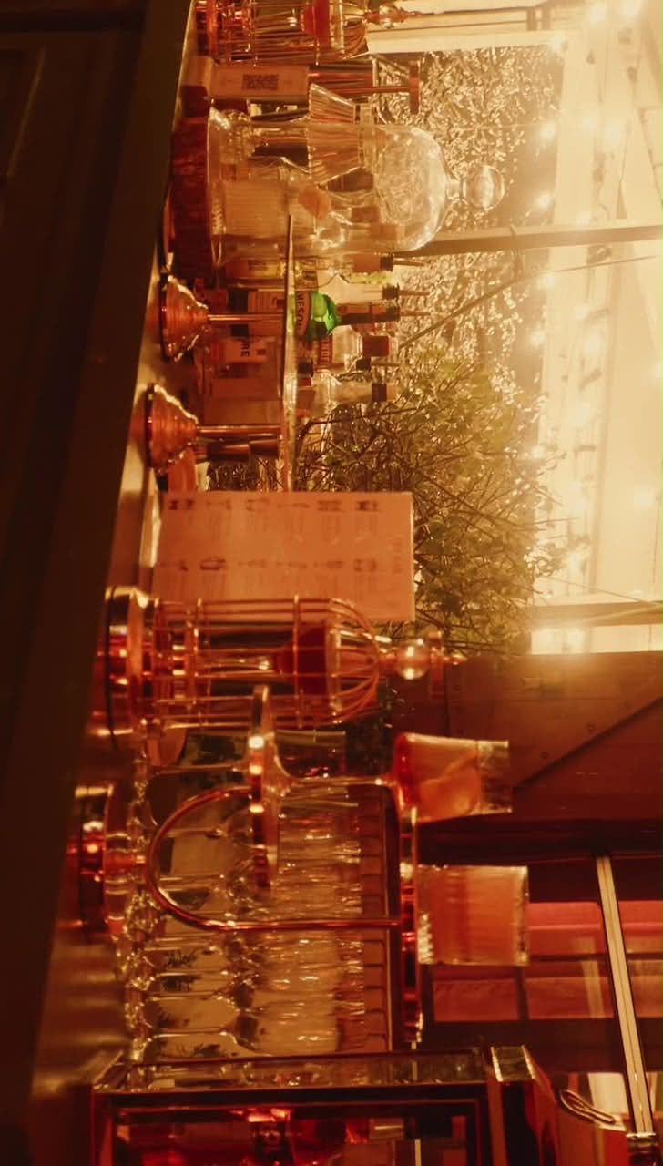 Drink sofisticado em estrutura dourada