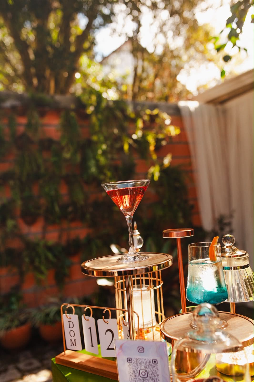 Martini vermelho com guarnição de laranja