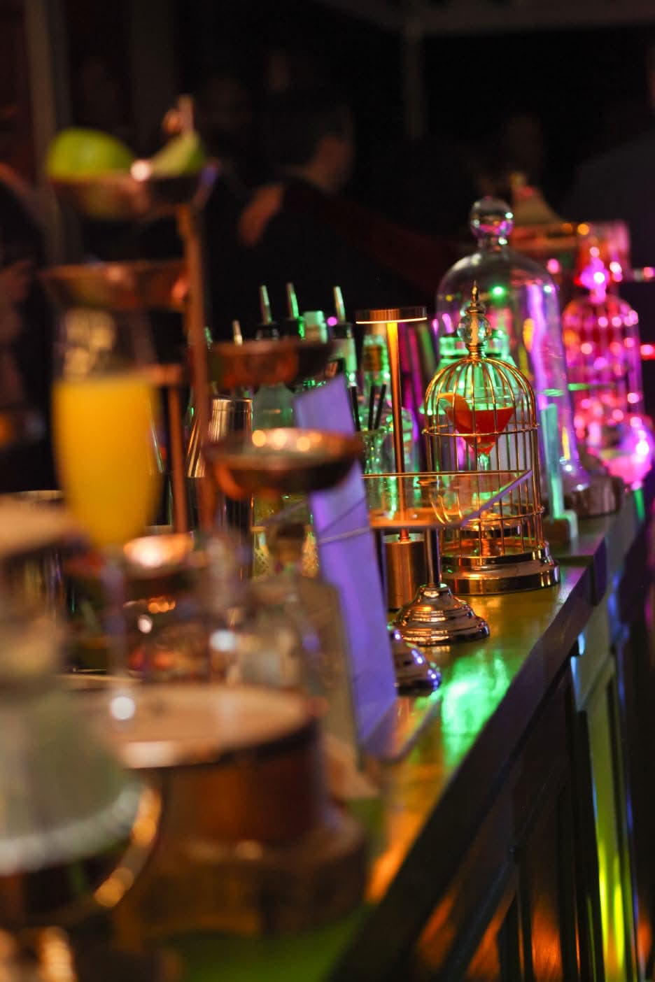 Ambiente de festa com bar iluminado